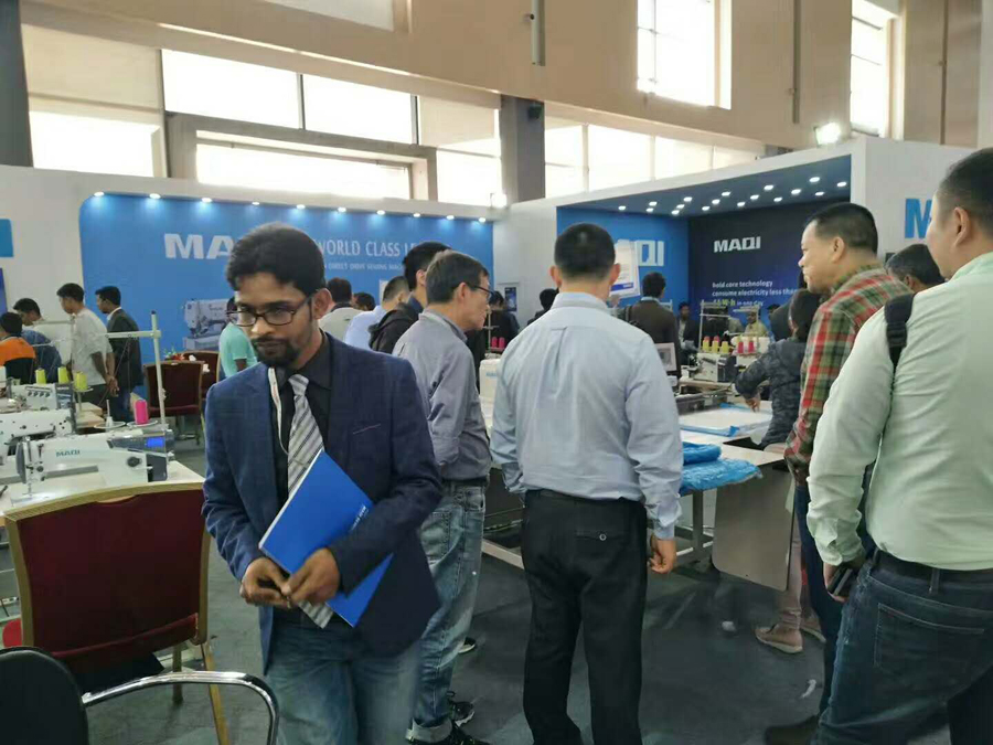 GARMENTECH展会上，，，孟加拉电视台采访美机