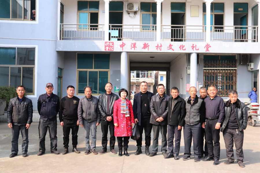 情系家乡，，回报社会。。。。。温岭市人大代表、美机副总司理林燕飞、美机党支部书记张继富慰问新河镇中洋新村老人